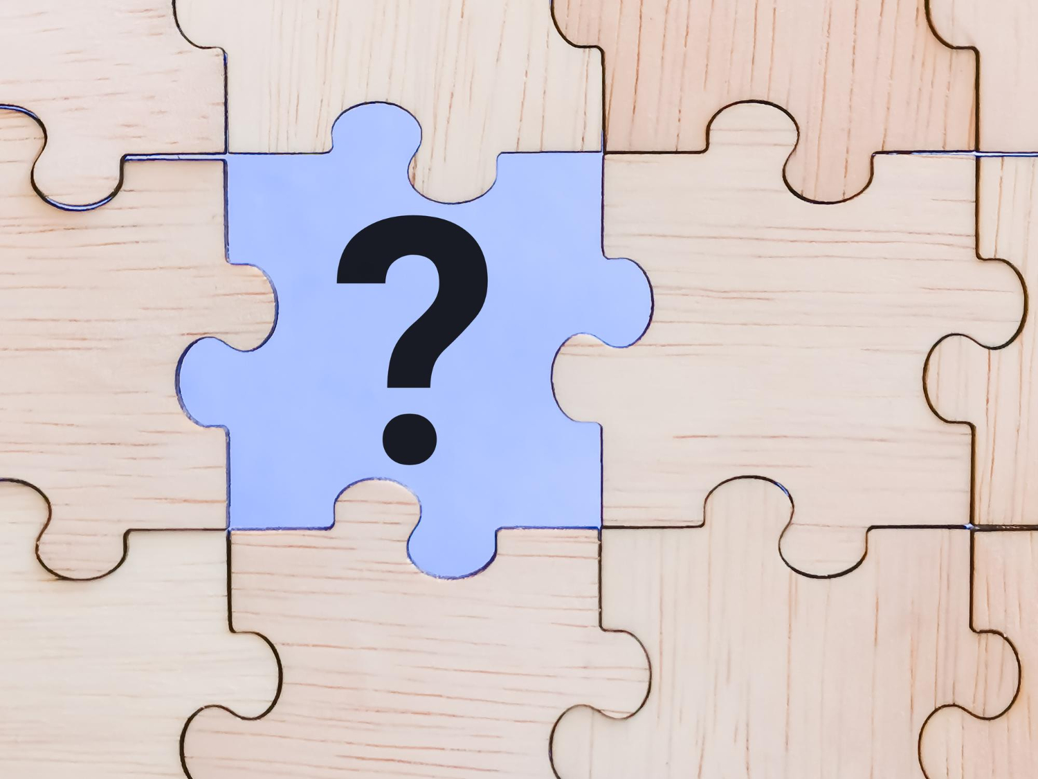 fragezeichen-konzept-fragezeichen-symbol-auf-holzpuzzles